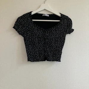 Svart kofta med vita blommor - Svart kofta med vita blommor 