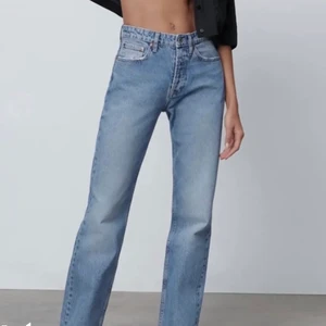 Zara jeans - Säljer dessa ljus blå/grå mid rise jeansen frn zara!