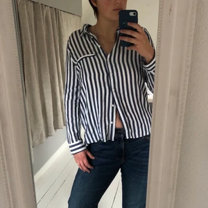 Randig skjorta från zara - Fin skjorta från Zara i storlek xs som även kan passa någon med storlek s. Skönt, mjukt material! Säljer då den blivit för liten.
