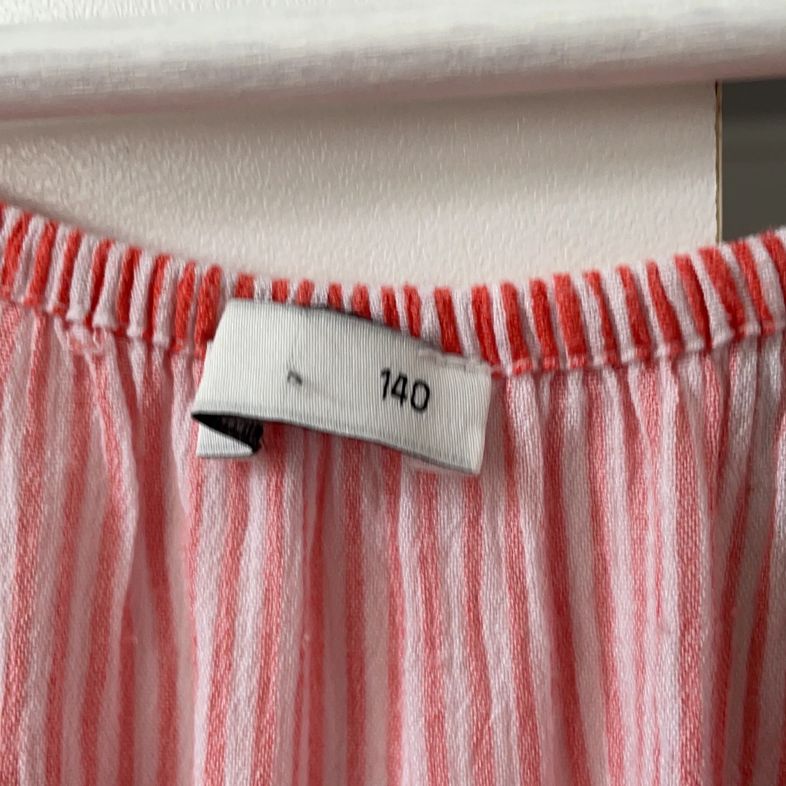 Röd randig topp. - 90