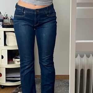 Low waisted y2k jeans från cheer - Lågmidjade jeans ner till anklarna (jag är 165 cm). Extremt smickrande passform!