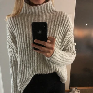 Stickad tröja - Stickad tröja från Zara. Tjock och mysig i kvalitén. Beige. 
