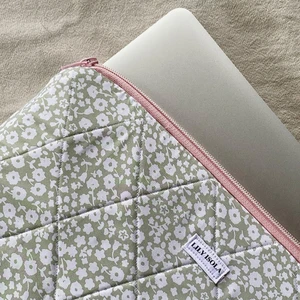 Datafodral 💞 - Hej, jag syr nu datafodral på beställning efter dina egna mått💞 kontakta mig vid intresse för att se aktuella tyger! kika gärna in min instagram @lily_isola 🥰