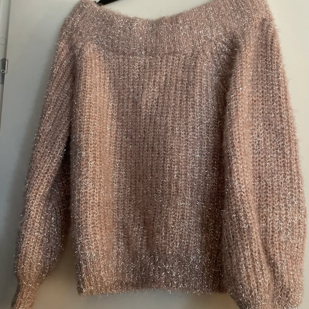 En off-shoulder rosa glittrig tröja från Gina Tricot st S aldrig använd. Stickat.