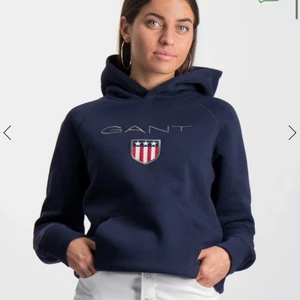 Mörkblå Gant hoodie - Säljer denna hoodien då den inte kommer till användning längre, den är i storlek 176/16år och i bra skick!🤍Orginalpriset är 799 och jag säljer den för 150kr+frakt!💜Skriv gärna om ni vill ha bilder på mitt exemplar så fixar jag det💕