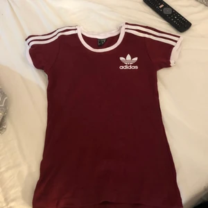 Adidas t-shirt - Knappt använd. Vinn röd adidas t-shirt. Säljer för ungefär 100 kr (pris kan diskuteras). Storlek S