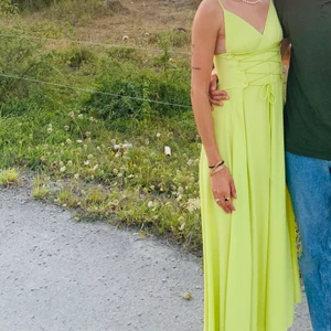 Grön zara klänning 🐉💚 - Långklänning ifrån zara💚 stl S. Köparen står för frakten. Jag är 1,77 på bilden 