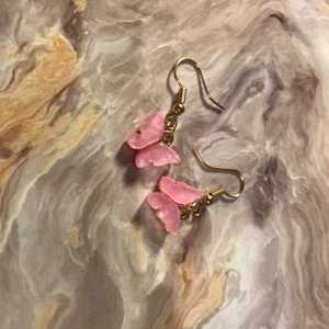 Rosa fjäril örhängen  - Små rosa fjärils örhängen. 