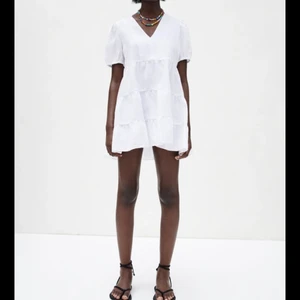 Zara klänning - Aldrig använd. Köpte två men vill bara behålla ena. Vill därför försöka sälja denna i storlek S. Helt slutsåld både i butik och på hemsidan. Men säljer endast vid samma pris som jag köpte den för eller högre (plus frakt)❤️❤️