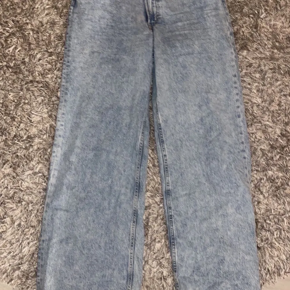 Säljer ett par jättefina jeans, som knappt är använda. Nästan helt nytt skik.🤍. Jeans & Byxor.