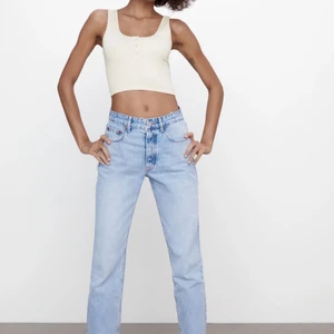 Mid rise straight zara!! - Säljer mina mid rise straight ankle lenght!! Men på mig som är 152cm så går de över mina skor!!💓 så skulle säga att de är normalt långa på folk upp till 157!! ⭕️⭕️Buda i kommentarerna❌❌direktpris: 400kr❌❌