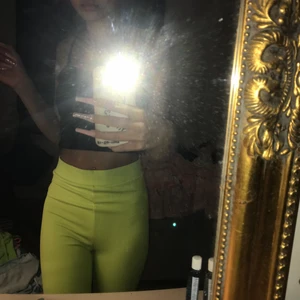 Neon gröna cykelbyxor - Neon gröna cykelbyxor som är högmidjade, använt ute endast 1 gång köpt för ungefär 3 månader sen