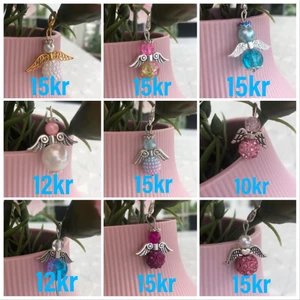 Lyckoänglar - Jag säljer dessa lyckoänglar till priset som står på vardera bild. De som kostar 15kr har en karbinhake på, de andra har ingen men för 3kr extra kan jag sätta på det på de som inte redan har en liten hake🌸 Instagramen är glossy.shop.se där ni i profilen kan hitta hemsidan och se alla änglar som jag gjort💞Köp på Plick eller instagram över 100kr ger gratis frakt!