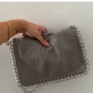 Tiamo väska - Säljer denna fina gråa tiamo väskan. Strl: är medel stor. !!HÖGSTA BUD : 160kr!! Eller KÖP DIREKT FÖR 250kr