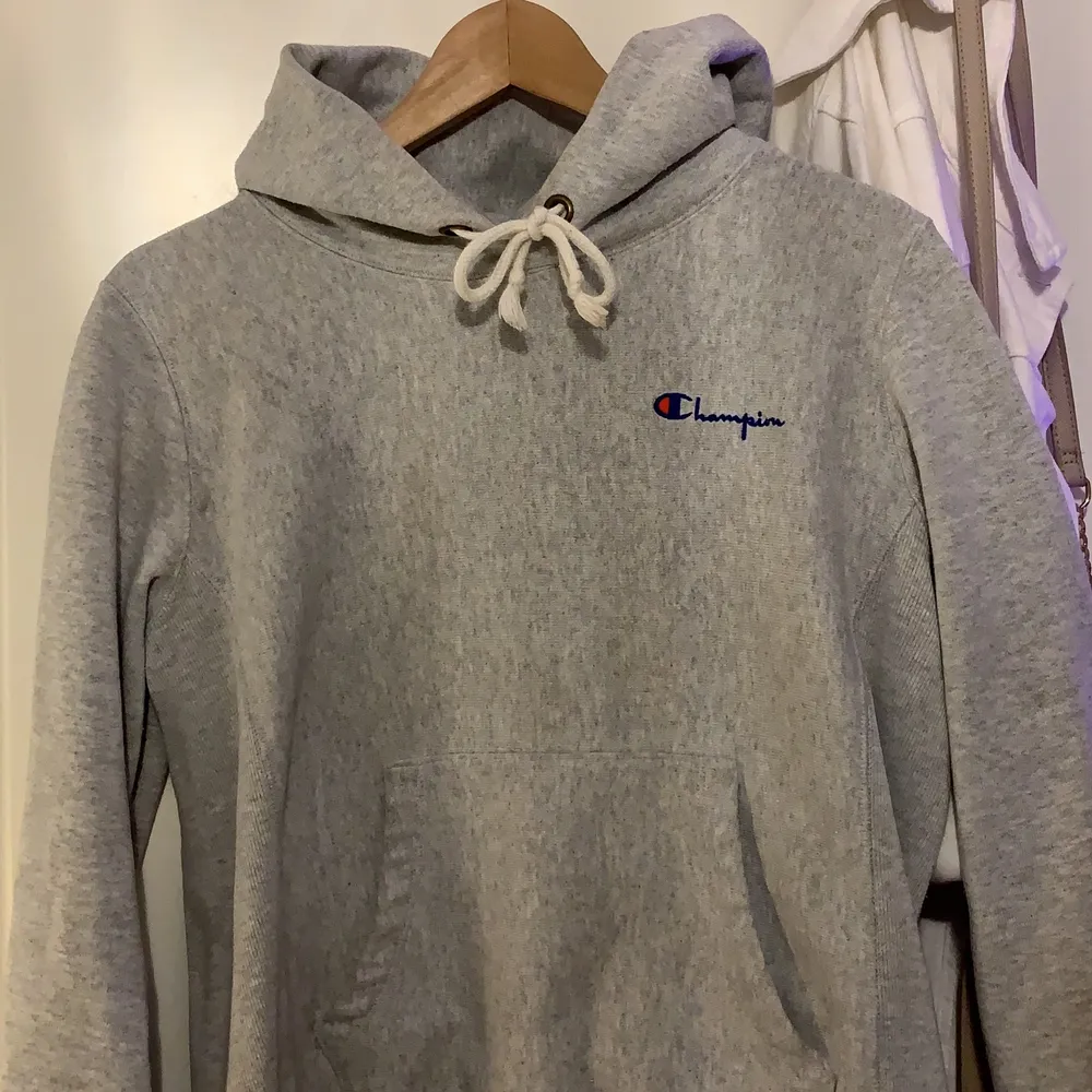 Säljer min använda Champion hoodie, använd rätt mycket men inga fläckar och inte nopprig. Ganska tjockt tyg så den är varm. Passar s❤️. Hoodies.