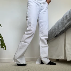 Vita jeans strl: 36 - Vita raka jeans med slits 🤍 Knappar istället för dragkedja. I gott skick! 