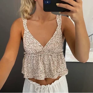 topp - säljer den här jätte fina toppen som jag bara använt vid 2 tillfällen💕(bilden är lånadk)