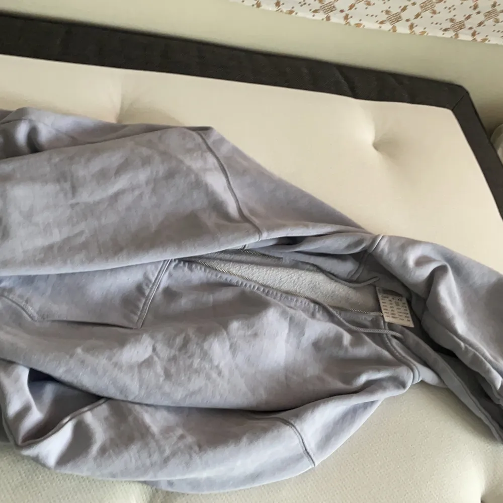 Ljusblå zip-up hoodie från brandy Melville, lapparna kvar på och aldrig använd. Sitter väldigt oversized. Köpt för 418kr. 200kr men priset kan diskuteras!. Tröjor & Koftor.
