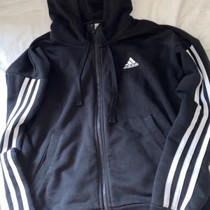 Adidas zip hoodie - Svart adidas zip hoodie, storleken står inte men skulle gissa på XS/S!!💕