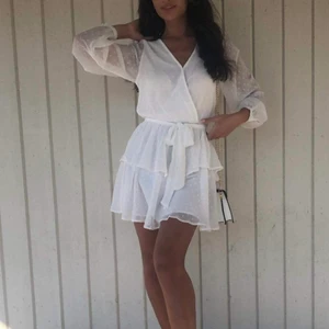 En enkel vitkläninng  - En vit klänning i storlek S