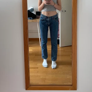 Wrangler jeans - Säljer ett par år gamla Wrangler jeans i herrmodell. De sitter stora i midjan och tajtare längst benen. Storlek W30 L32. Vid frågor eller intresse av fler bilder hör av er privat. Jag på bilden är ca 174 cm. Köparen står för fraktkostnaden på 66 kr.