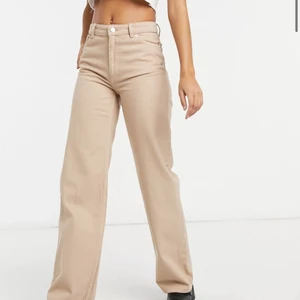 monki yoko jeans beige - jättecoola och snygga jeans ifrån monki! nypris var 400kr, jag säljer dom för 235kr+ frakt! säljer pga att de är för små och korta för mig som är 169cm❤️ dom passar nog xs-s❤️liten fläck som inte går bort på framsidan (3e bilden). 