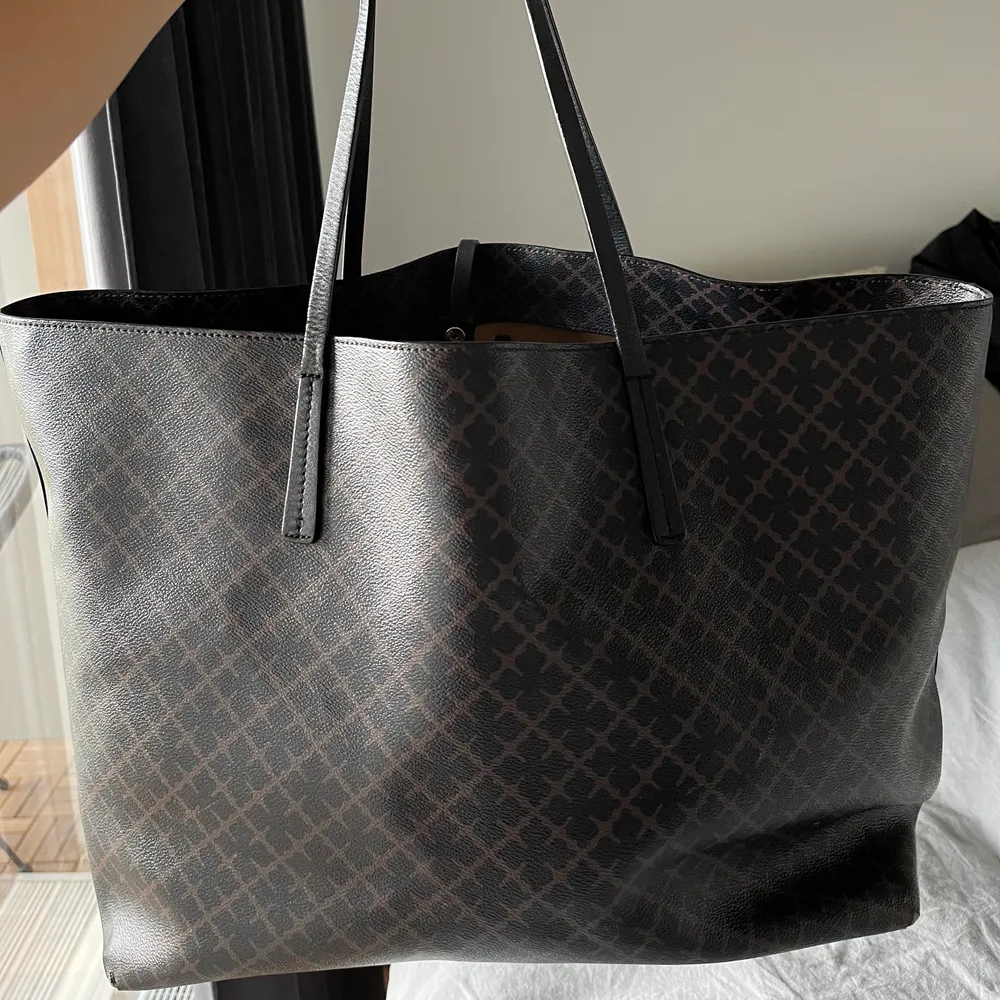 Stor och rymlig tote bag från By Marlene Birger. Det är den största modellen och är köpt för 2599kr från Nelly.com. Har inte använt den speciellt mycket men finns lite skavanker på hörnen och handtagen (sista bilden), annars i fint skick! Köparen står för frakt 😗🤍. Väskor.