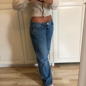 Lågmidjade jeans weekday - Arrow jeans weekday. Använda 1 gång, köpte för 500kr. Dessa är 30/30, jag brukar ha storlek 38 i jeans och är 160 lång. Frakt 66kr.