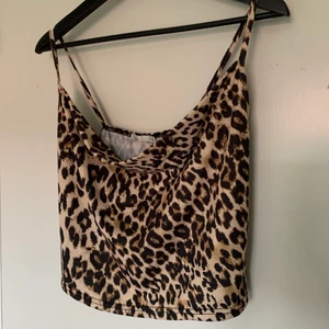 linne från nelly - linne från nelly i storlek s, dock lite stor i storleken så passar en m bättre. det är så att det ska hänga sådär vid brösten