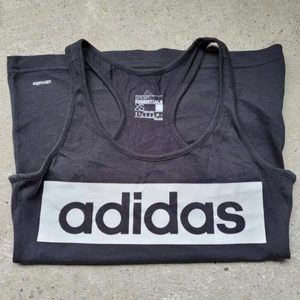 Linne ADIDAS - Träningslinne från Adidas köpt på Stadium. Storlek XS. Bomullsmix vilket gör den behaglig vid träning.