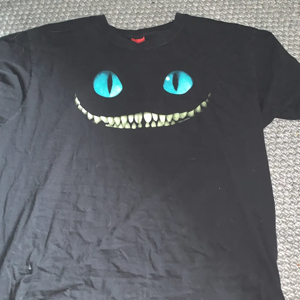 Chesire katten tshirt, storlek XL, mycket använd men det syns inte. T-shirts.