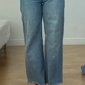 Ace wide jeans - Säljer dessa avklippta jeans från weekday i modellen ace! De passar mig i längden som är 158, så skulle nog säga att de passar upp till 160. 