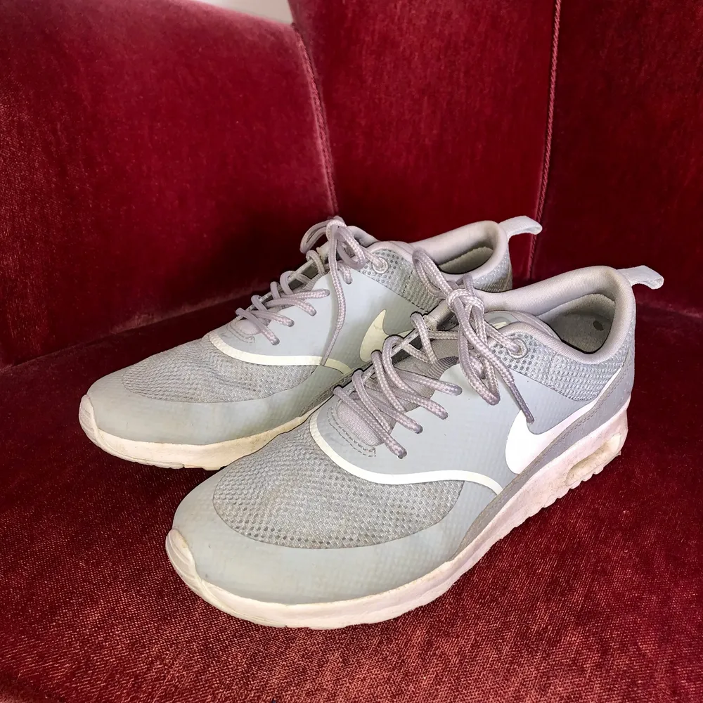 Snygga gråa Nike Air Max Thea i storlek 37.5. De är i mycket bra skick då de är sparsamt använda.❗️Köparen står för frakten❗️Skriv om du har några frågor🌸. Skor.