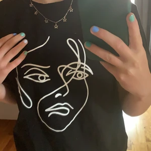 T-shirt 🖤 - Toppen skick endast använd 2 gånger! En jätte fin tröja med fint tryck! Är storlek XS men funkar bra som en stl S.