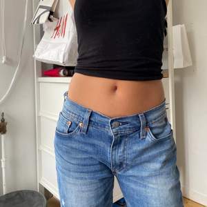 Säljer dessa skitsnygga jeans från Levis i bra skick. Säljer pga att jag inte får användning för dem. W29 L32 men passar mig som vanligtvis har storlek 36 i jeans. Buda! Frakten ingår inte i priset. Köp direkt för 400kr.