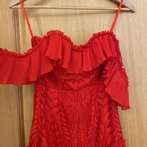 Röd klänning i storlek xs  - Klänningen är helt ny, oanvänd lappen är även kvar. Klänningen är i storlek xs. Jättefin röd färg från saints + secrets 