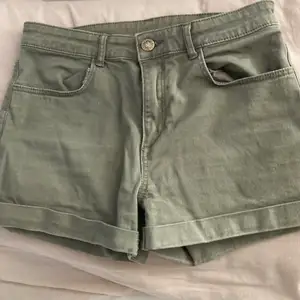 HM shorts som säljs för 50kr! Shortsen har en jättefin militärgrön färg och är i storlek 164