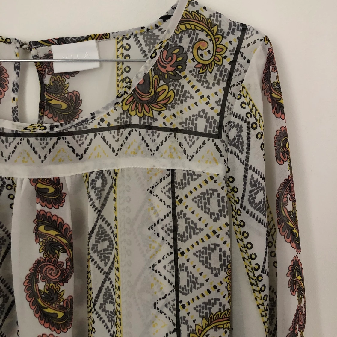 Genomskinlig blus i strlek M ifrån VILA - 90