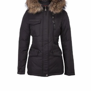 Vinter jacka - Säljer min Hollies jacka som jag köpte för två vintrar sen. Det är äkta päls och går att ta av. Har endast använt den ett par gånger men är fortfarande som ny. nypris: 4499kr. Pris kan diskuteras