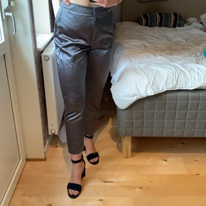 Silvriga kostymbyxor - Säljer då de inte används! Endast använda en gång. Bra kvalitet