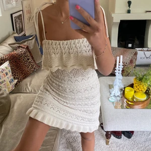 virkad klänning - så söt virkad klänning från zara! använd 2-3 ggr! stl M! 160kr exklusive frakt! buda i kommentarerna vid flera intresserade💜