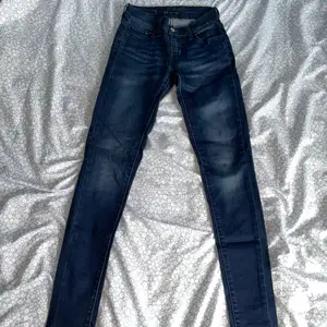 Mörkblåa Levi’s super skinny jeans i storlek 24, knappt använda. 