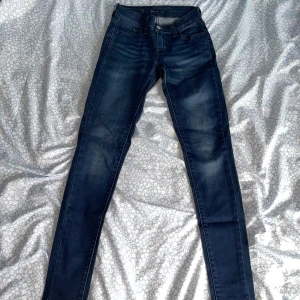 Levi’s jeans w 24 - Mörkblåa Levi’s super skinny jeans i storlek 24, knappt använda. 