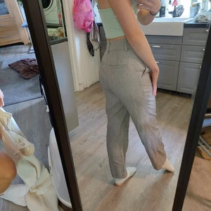 Kostymbyxor NA-KD - Säljer nu dessa snygga kostymbyxor, jag har endast använt dom på min konfirmation. Storlek 34, jag är 160. Tycker dom är sjukt snygga och sköna för att vara kostymbyxor,  men inte min stil riktigt. Ser ut som nya. Hör av er vid frågor eller fler bilder.