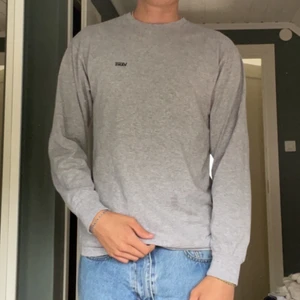 Vans Långärmad T-shirt  - Vans långärmad t-shirt i mycket bra skick och använd ett fåtal gånger och inga synliga fel. Storlek M, modell är 186 cm. Färg: Grå. Om du undrar mått är det bara att slänga iväg ett DM. Säljer på fler platformar