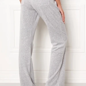 Juicy Coutore  - Gråa mjukis byxor från Juicy couture, knappt använda, dem har fickor på rumpan och är köpta för 1100kr, bra kvalite och är i storlek L, säljer dem eftersom jag tycker den är lite för korta. Dom är ca 110 cm i längden och är tro på storlek