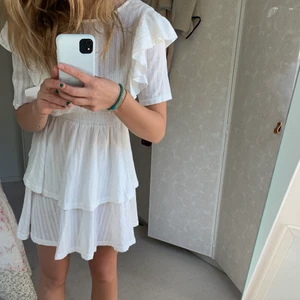 Klänning😍😍 - Jättefin vit klänning med volanger! Aldrig använd, prislapp kvar! 💓💓 köpt för 600kr