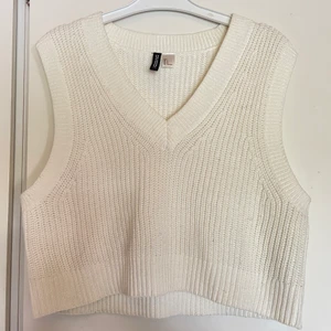 Stickad väst - Jättefin stickad väst från h&m! Säljer pga ingen användning🤎 sjukt snygg med en t-shirt eller vanlig långärmad under. Storlek L men passar både mindre & större. Köpt för 180 kr, säljer för 90 kr + frakt 