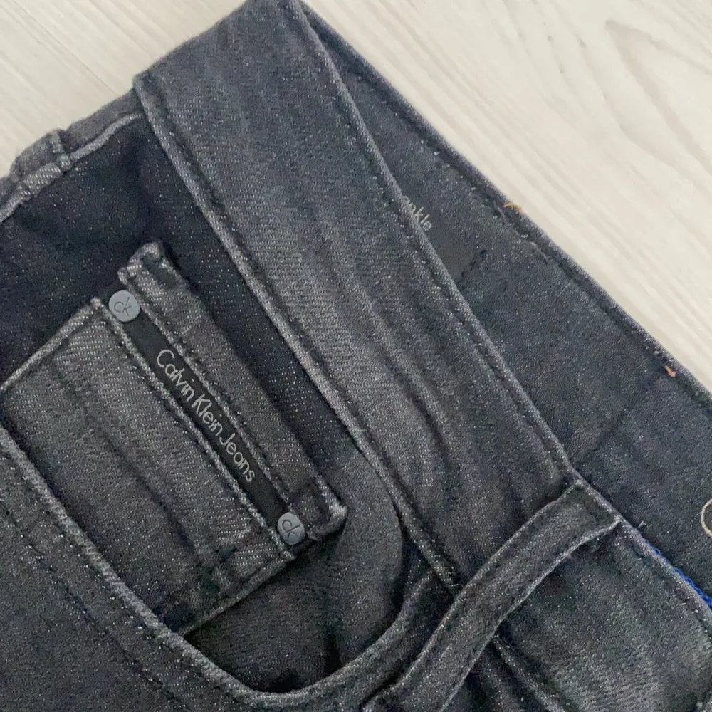 Superfina och trendiga Calvin Klein jeans, gråa med slitning på knät. Använda Max 2 gånger . Jeans & Byxor.