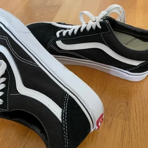 37-38 - Super snygga Vans! Super nice till hösten! Använt dem två gånger så de är som gott som nya å i super skick🖤
